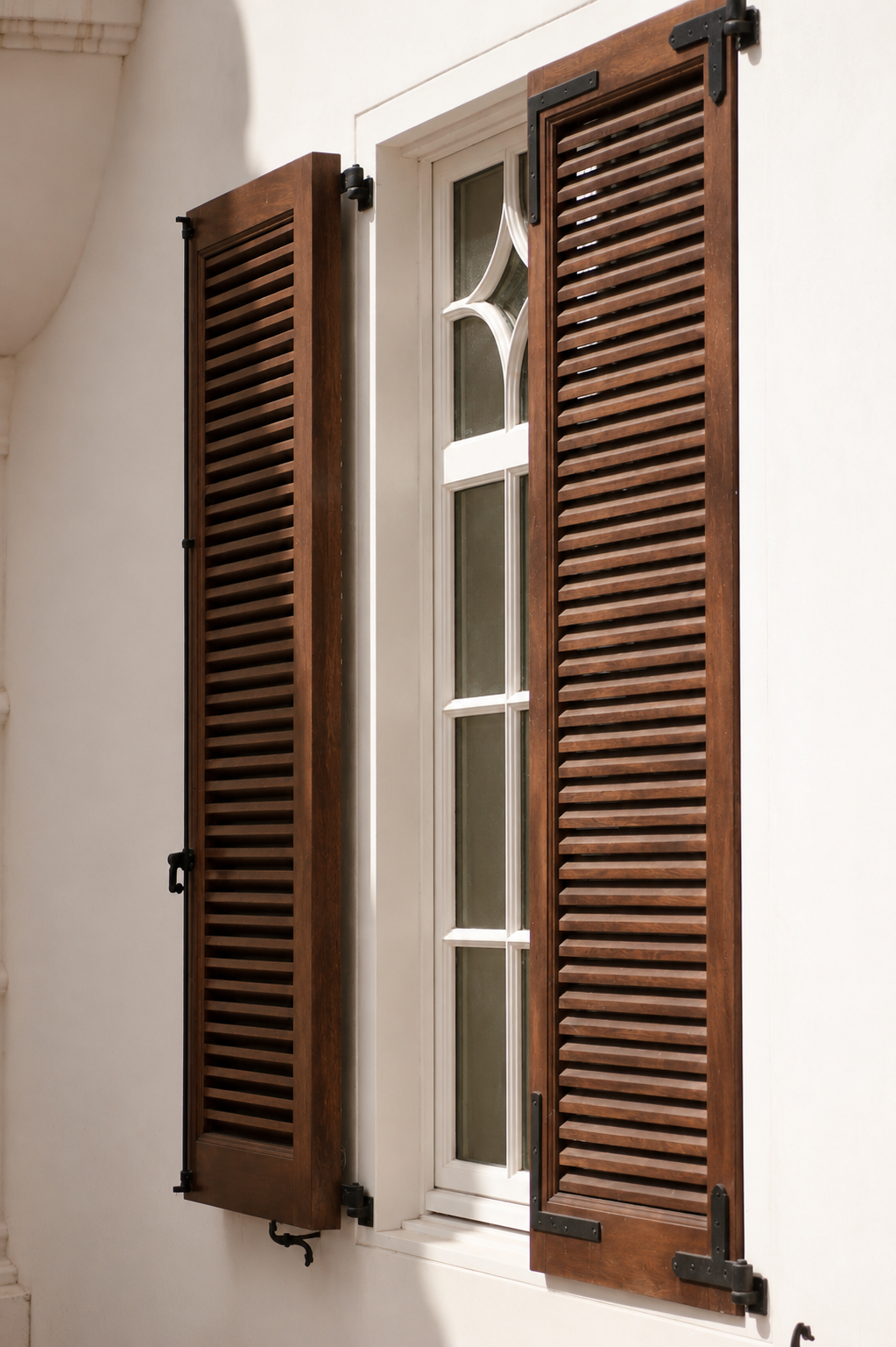 Contraventanas de madera a medida en fachada de finca rehabilitada en Málaga