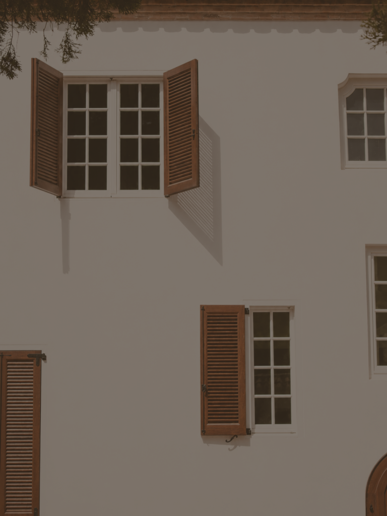 Contraventanas de madera a medida en fachada de finca rehabilitada en Málaga