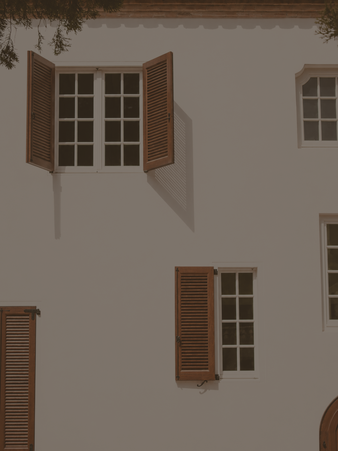 Contraventanas de madera a medida en fachada de finca rehabilitada en Málaga